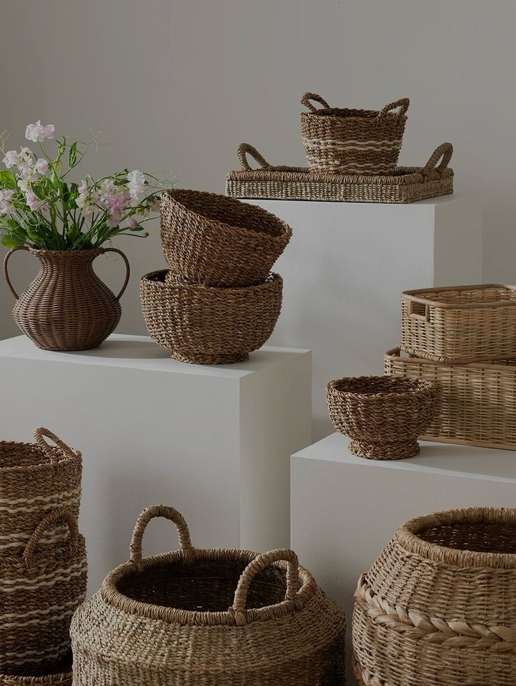 a wicker basket tablescape is what i’m thinking… got inspired by the texan countryside 🌾🧺🌼 #wickerbasket #latesummer #tablescapes #eventstyling #tablestyling #tablescape #summertablescape #rattan #rattand